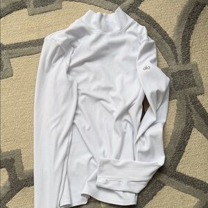 ALO Yoga women’s Ribbed White Long Sleeve Turtleneck. Size L.